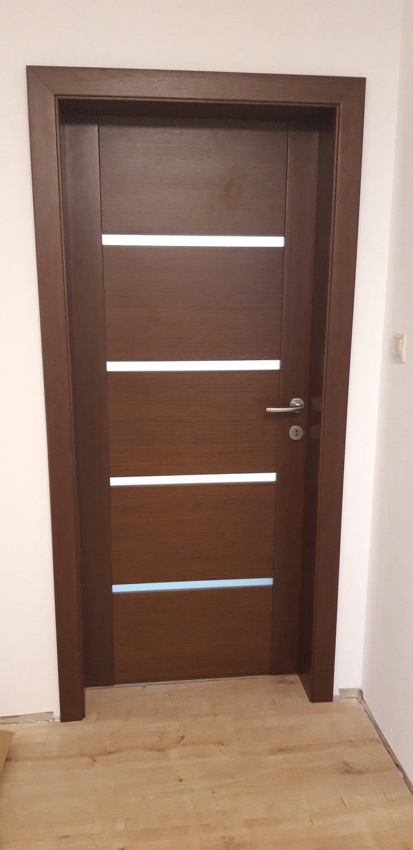 Masívne dvere s presklenou časťou