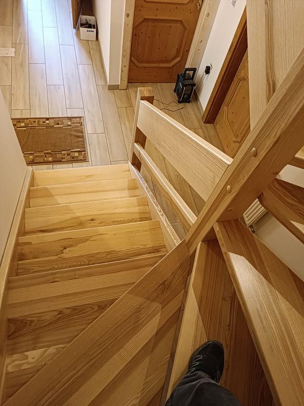 Detail povrchu drevených stupňov