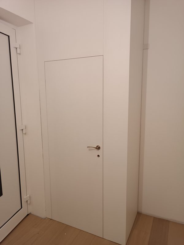 Komoda a TV panel v obývačke