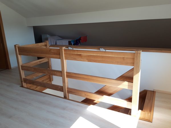 Drevené schodisko s kovovým zábradlím