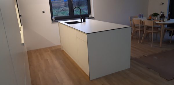Biela kuchyňa s ostrovom
