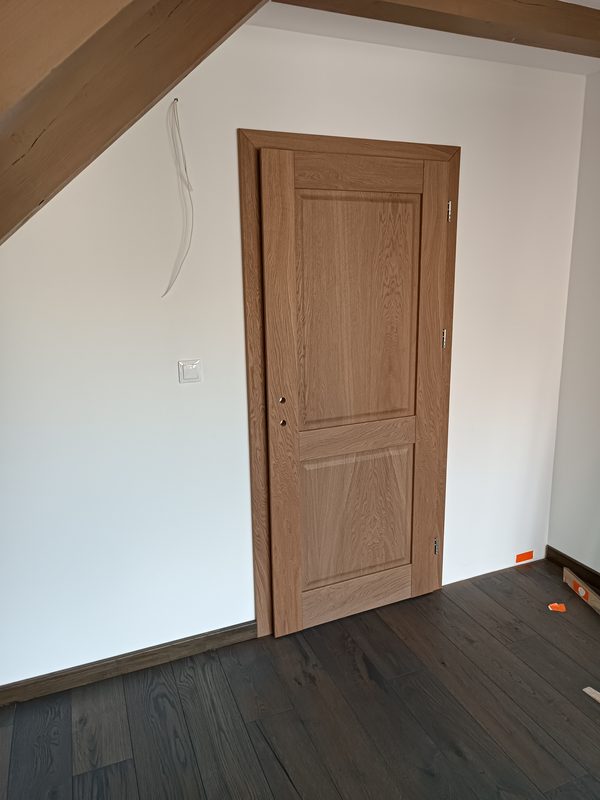 Svetlá kuchyňa so spotrebičmi