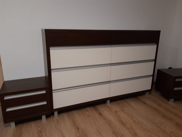 Biela vstavaná skriňa do steny