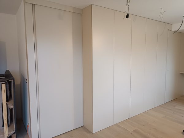 Veľká vstavaná skriňa s panelmi