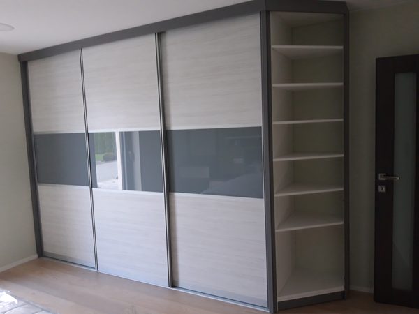 Spálňa s čalúnenou posteľou a skrinkou