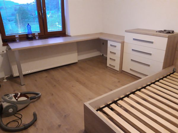 Posteľ s nočnými stolíkmi a lampami