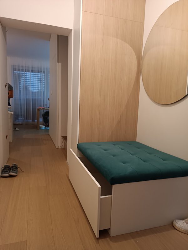 Rozložená sklápacia posteľ v izbe