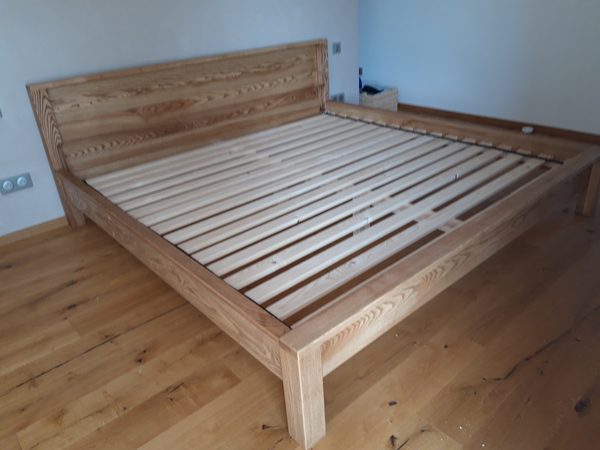 Posteľ s roštom z prírodného dreva